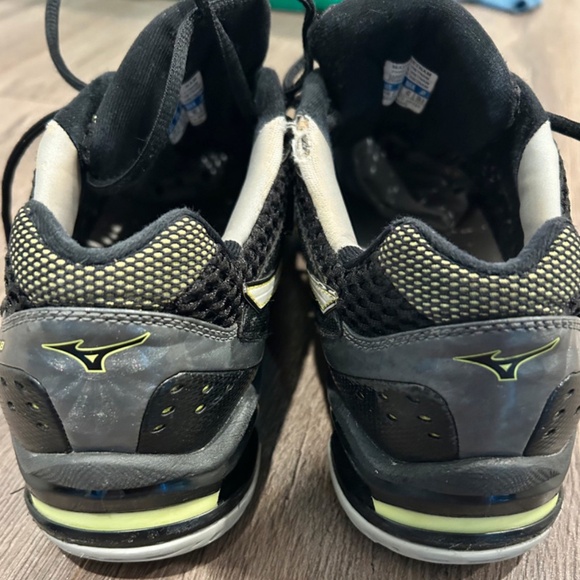 Mizuno Volleyball Court Shoes - Picture 4 of 6